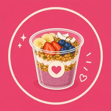 Granola Bowl mit Joghurt, frischen Beeren und Banane